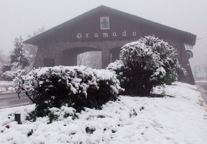 Melhores Destinos Brasileiros para ver Neve em 2025 - Gramado