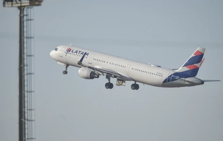 Latam impõe restrições ao uso de banheiros durante voos e gera controvérsia